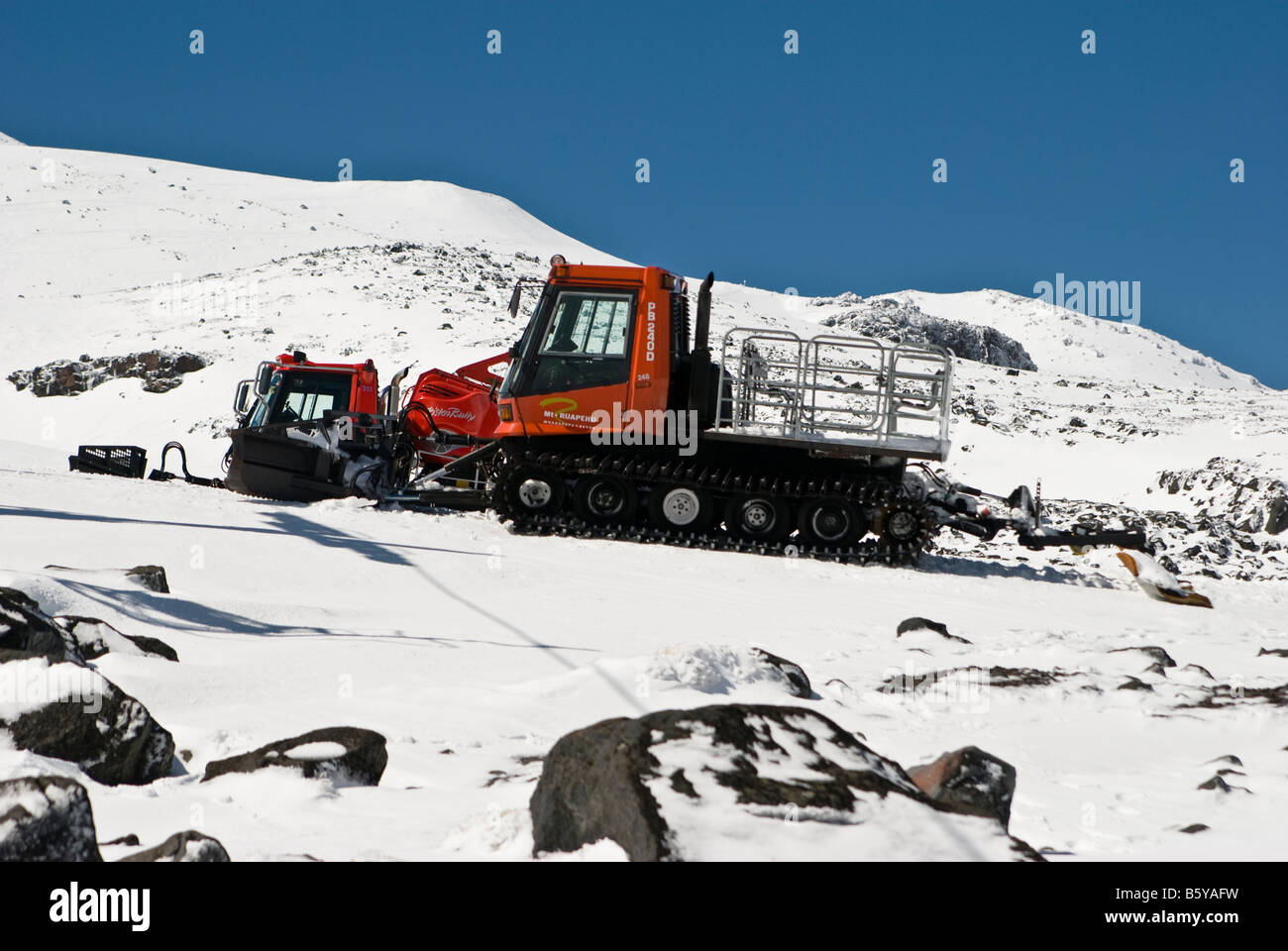 Macchine di innevamento artificiale sulle pendici della montagna di campi da sci Foto Stock