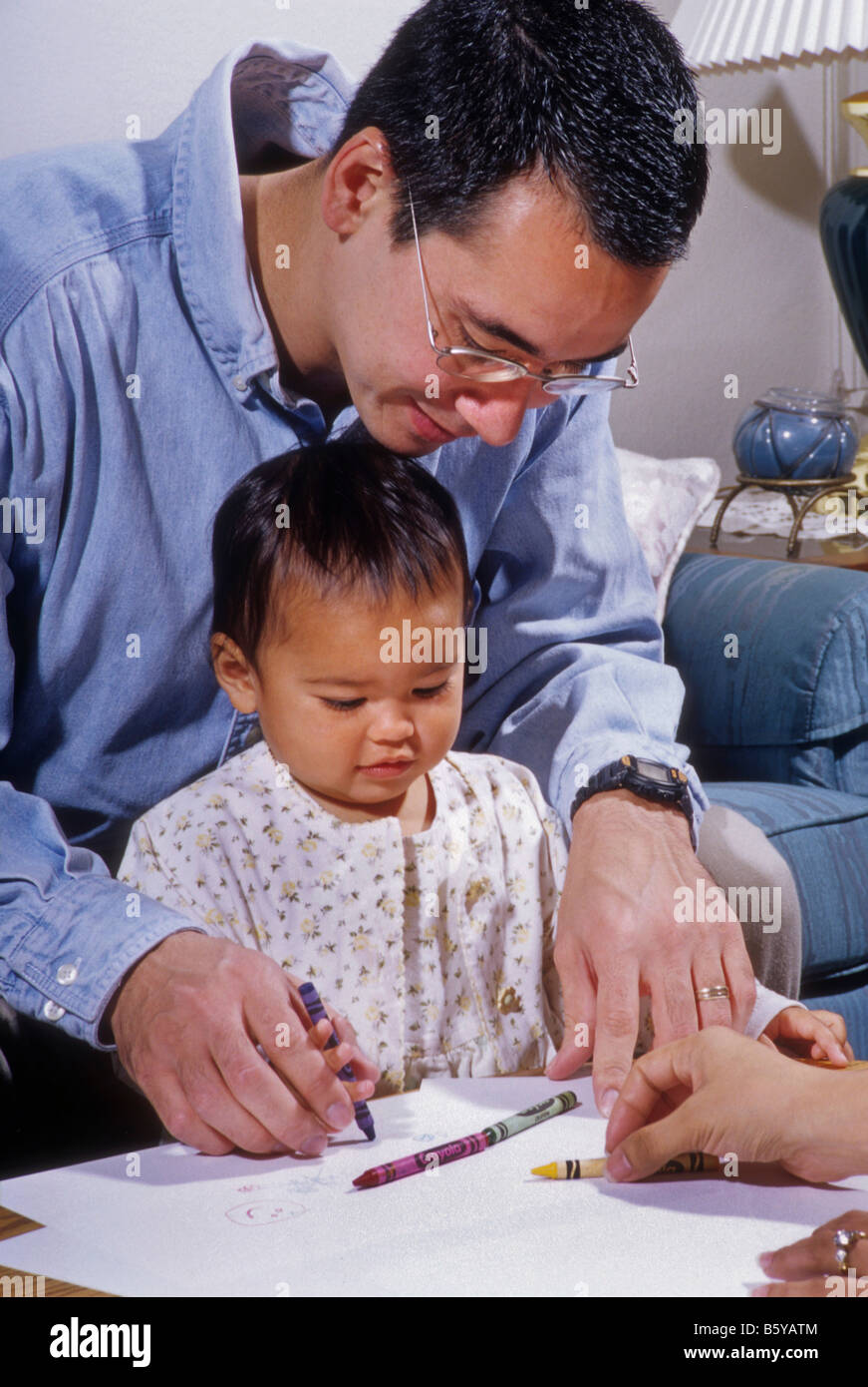 Padre Japanese-American gioca con la bambina. Foto Stock