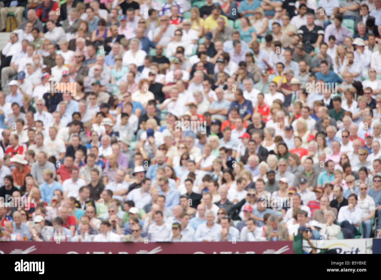 Folla di tifosi spectaters sfocato fuori fuoco sports cricket morbido sfondo sfondo Foto Stock