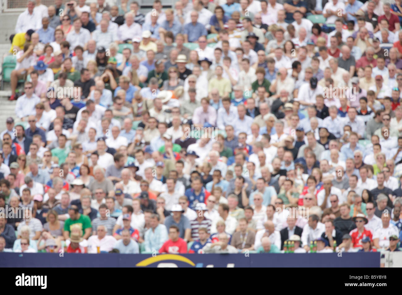 Folla di tifosi spectaters sfocato fuori fuoco sports cricket morbido sfondo sfondo Foto Stock