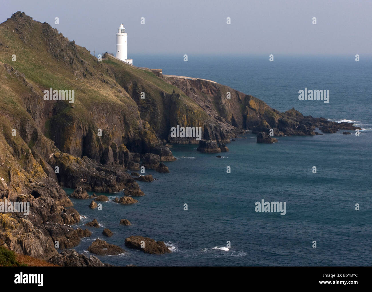 Scogliere e faro di punto di partenza nel South Devon, Regno Unito Foto Stock