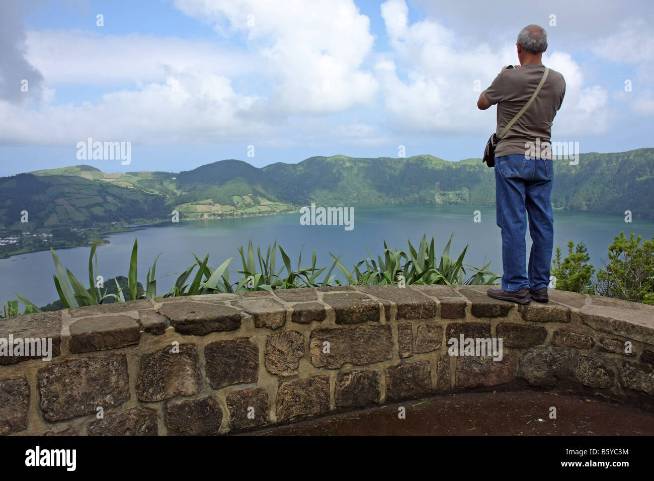 Uomo che guarda in basso a Lagoa Azul a Sete Cidades, São Miguel, Azzorre, Portogallo Foto Stock