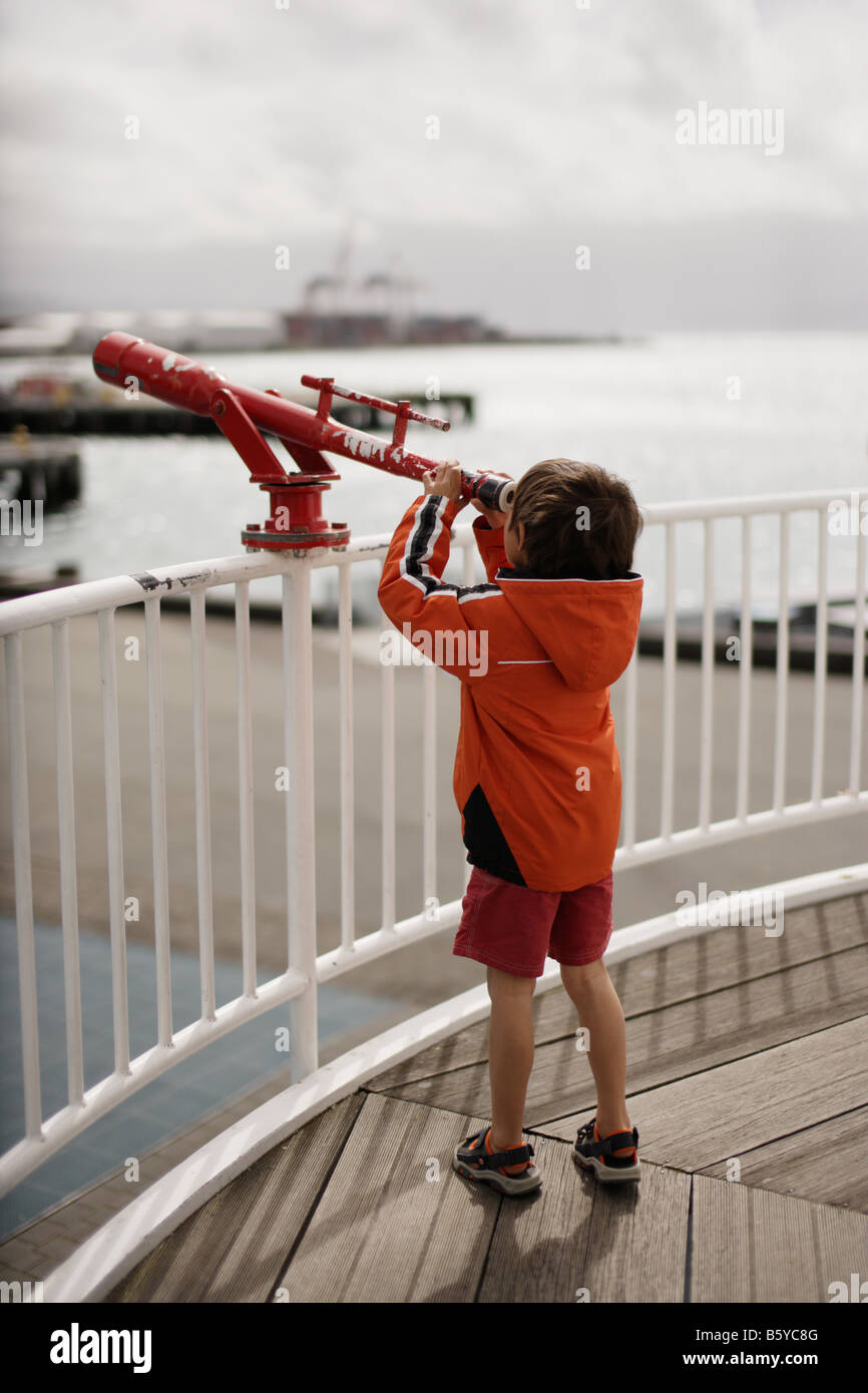 Cinque anni di vecchio ragazzo utilizza il telescopio Frank Kitts Park Queens Wharf Wellington Nuova Zelanda Foto Stock