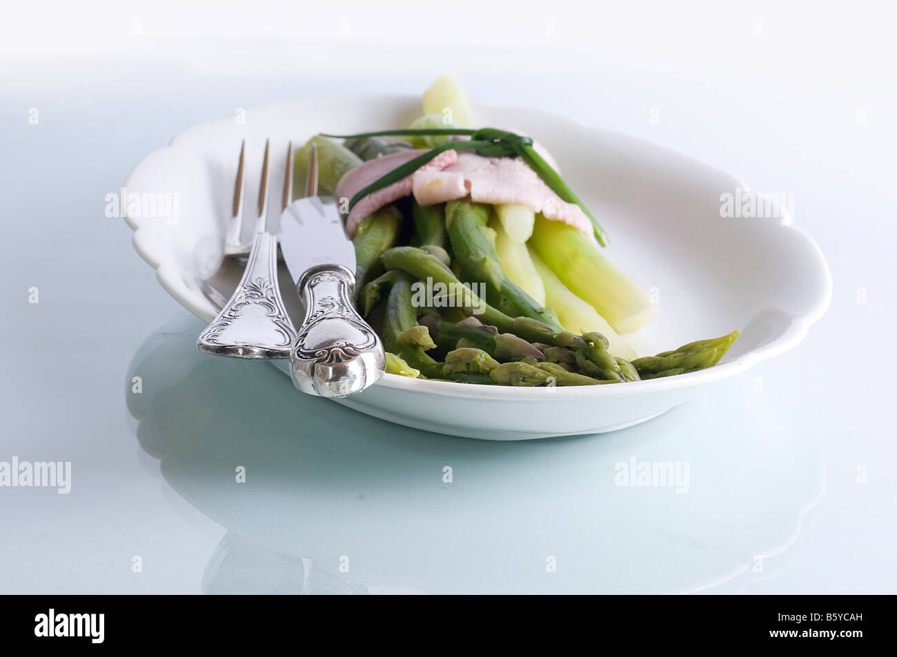 Asparagi verdi, servita sul piatto da portata Foto Stock