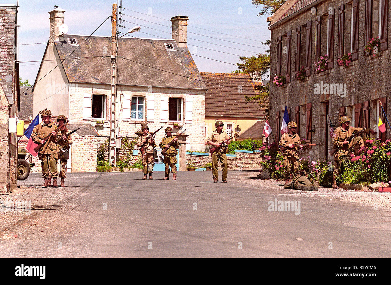 D giorno ri emanazione U.S. 101St airborne paracadutisti liberazione del villaggio di Houesville Normandia Francia il 8 giugno 1944 Foto Stock