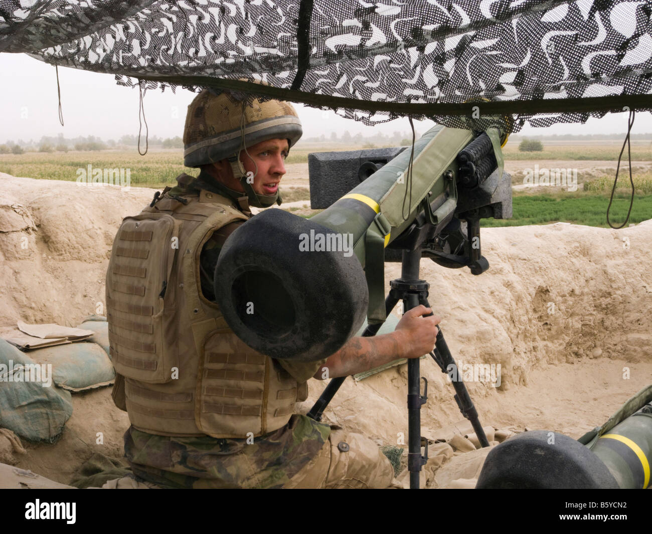 Provincia di Helmand Afghanistan soldato britannico indossa il casco e giubbotti antiproiettile con un giavellotto anti-missile serbatoio Foto Stock