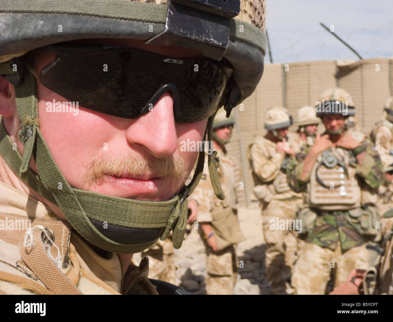Selfie di un esercito britannico Ufficiale di fanteria uniforme che indossano il casco e occhiali da sole scuri in servizio attivo nel 2008. Provincia di Helmand in Afghanistan Foto Stock