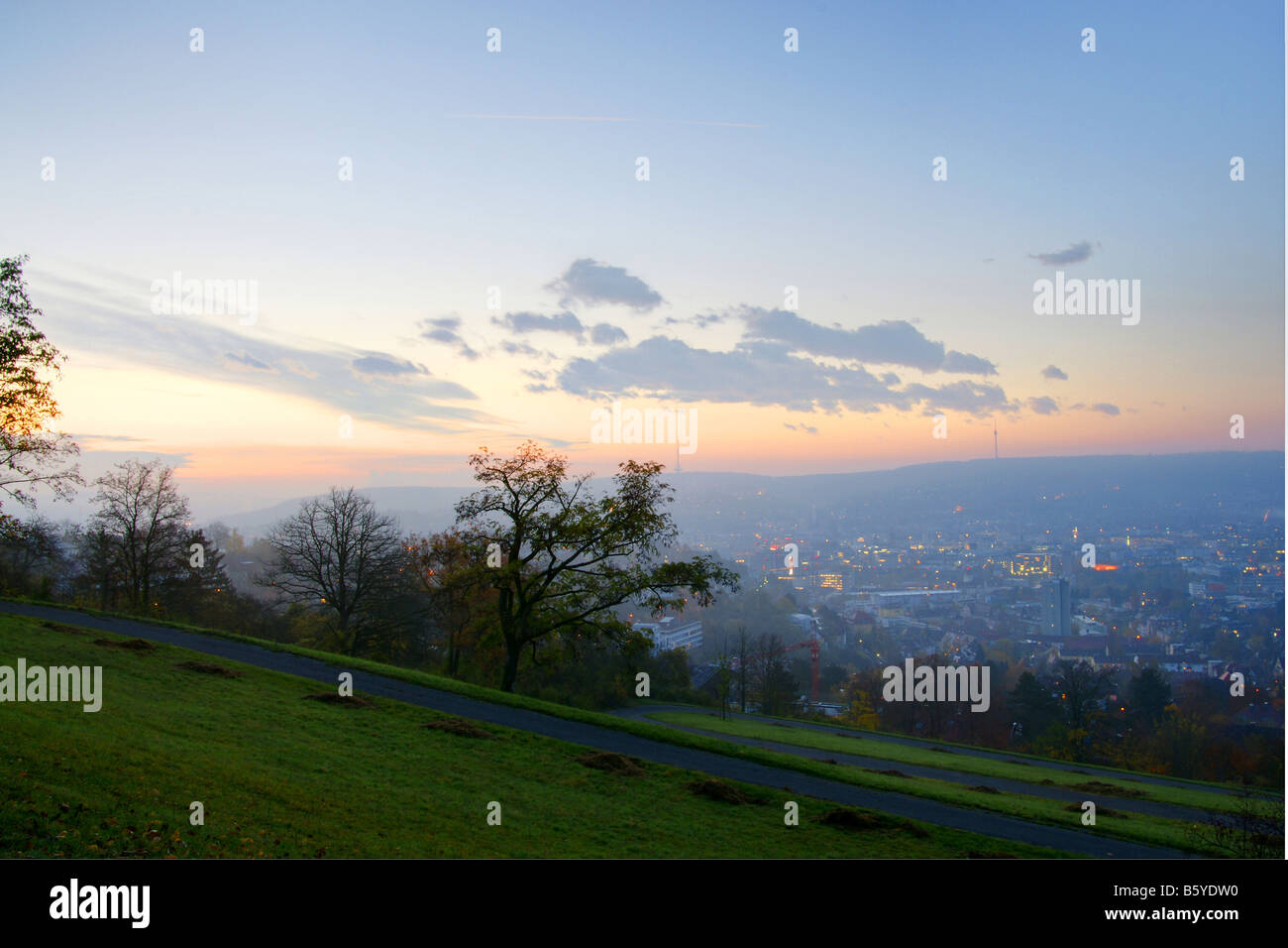 Scenic sunrise nel parco in autunno con le nebbie Foto Stock