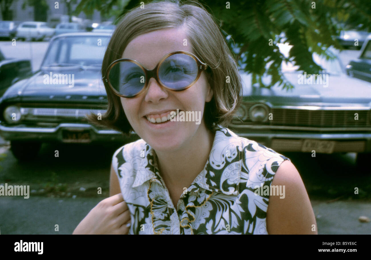 Immagini Stock - Ritratto Di Una Vecchia Donna Hippie Con Occhiali Da Sole  In Città. Image 204508299