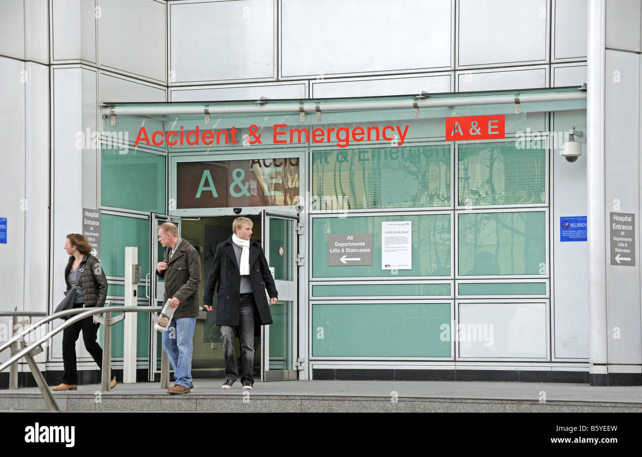 Le persone che lasciano emergenza e di intervento in caso di incidenti A & e lo University College Hospital UNITÀ CENTRALE ABITACOLO Londra Inghilterra REGNO UNITO Foto Stock