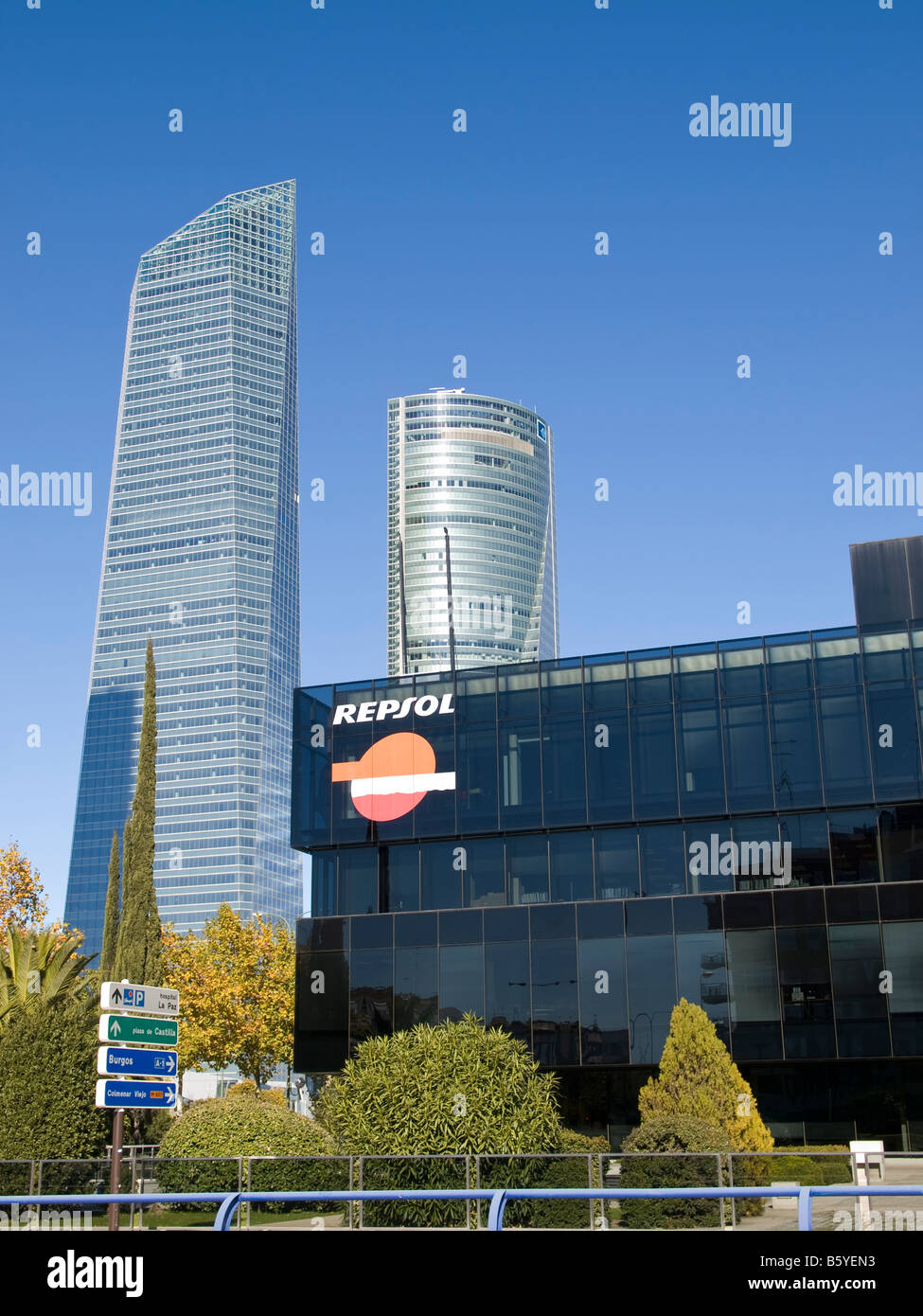 Repsol quartier generale a Madrid davanti a 'Cuatro Torres area di business (Torre de Cristal e Torre Espacio) Foto Stock