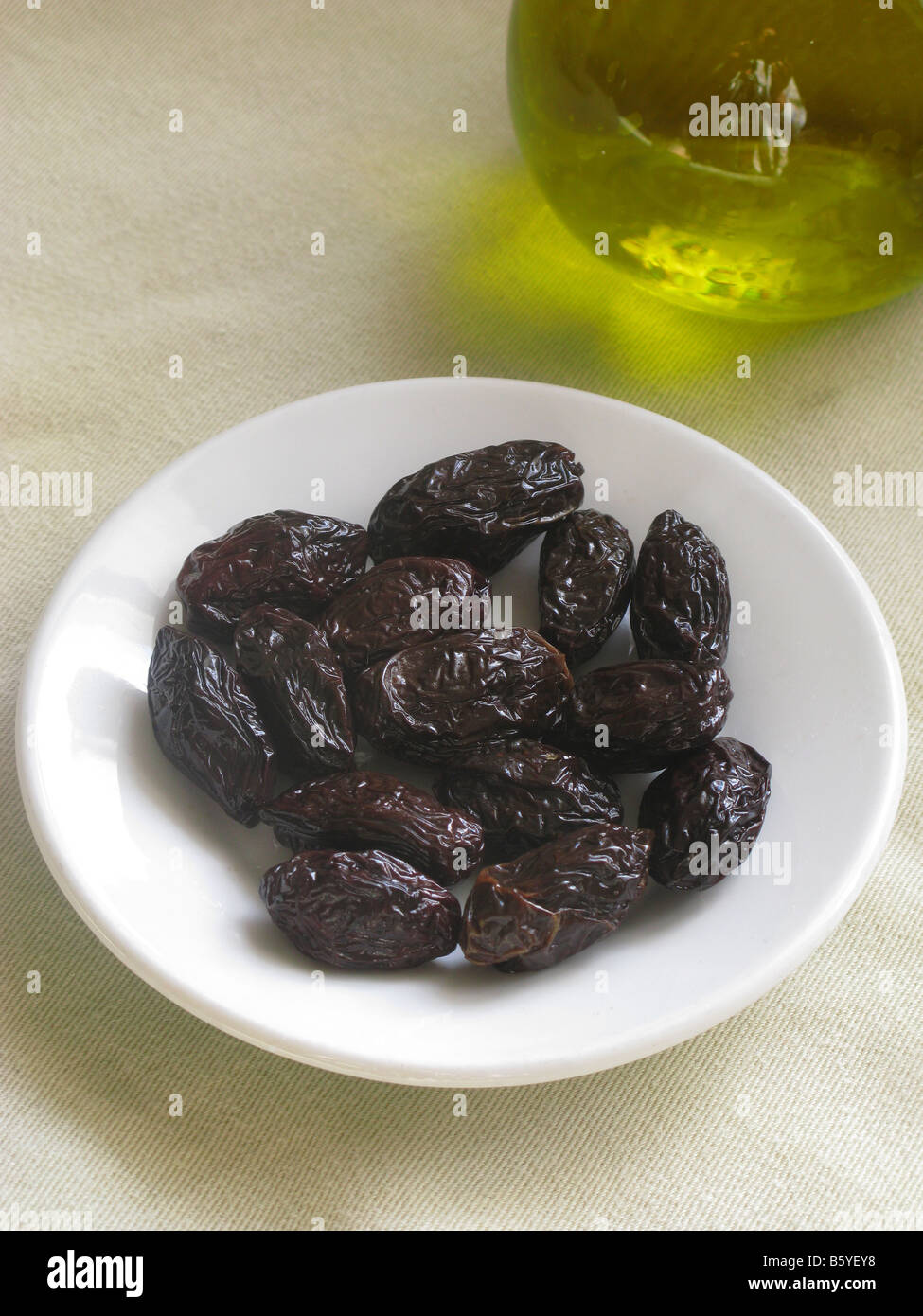 Iconico cibo greco di olive nere e spremuto a freddo Olio di oliva vergine da Creta Foto Stock