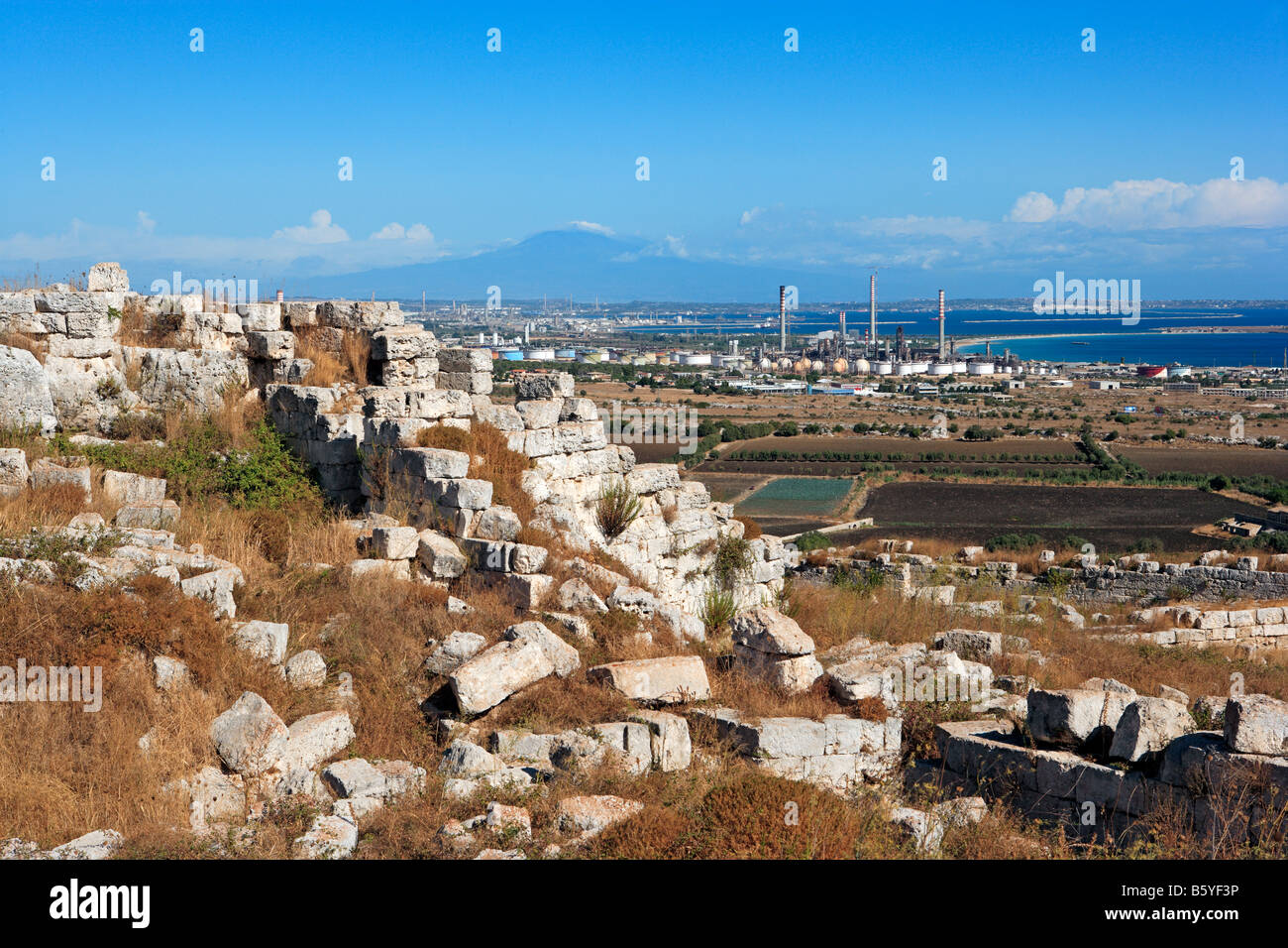 Bastione di Eurialo, le raffinerie di petrolio, l'Etna e il Golfo di Augusta, Sicilia Foto Stock