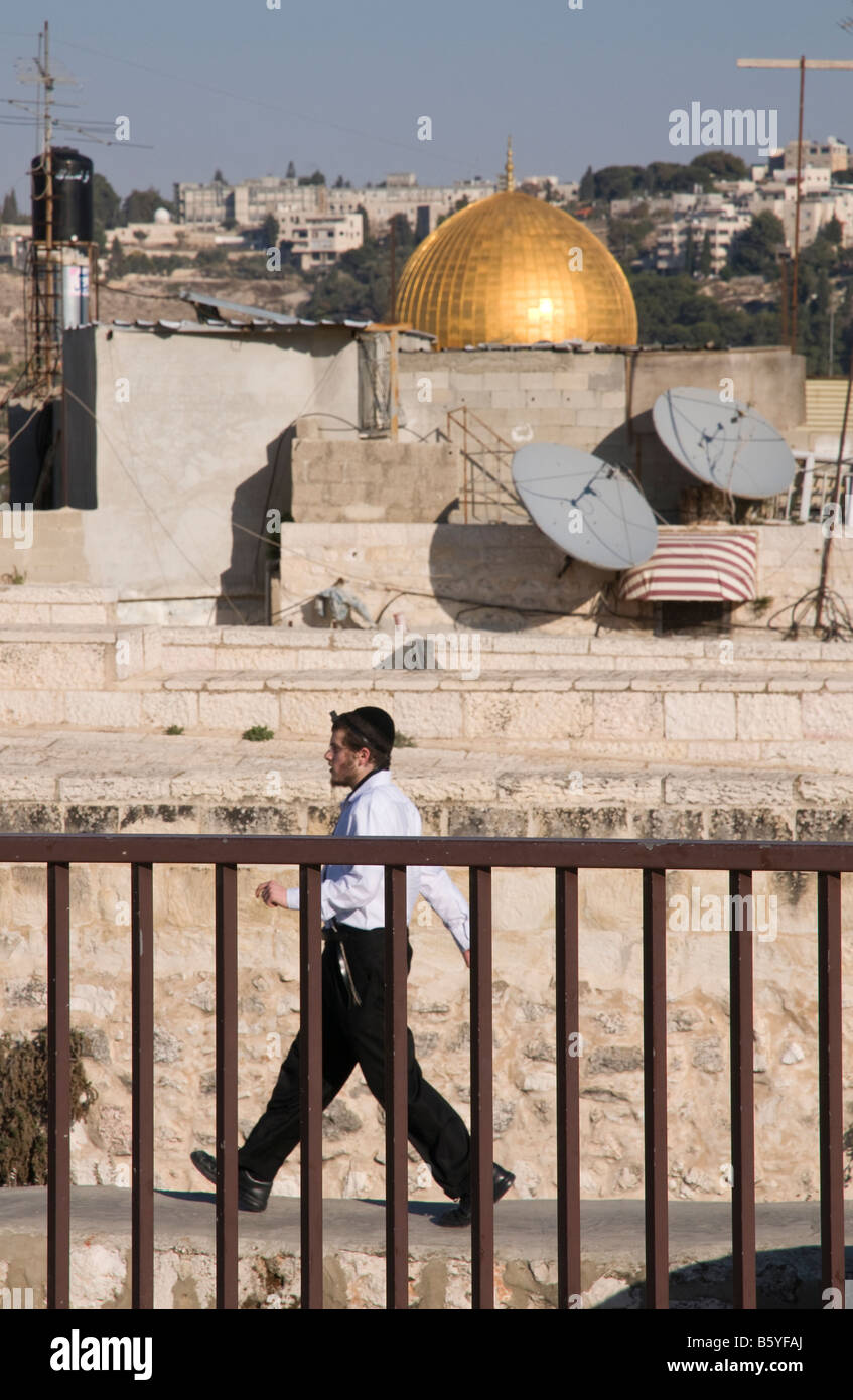 Israele Gerusalemme vecchia città giovane ebrea ortodossa uomo che indossa tefilin camminando con la Cupola della roccia in bkgd Foto Stock