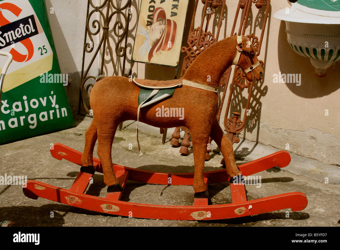 Il vecchio cavallo a dondolo, Cesky Krumlov, Repubblica Ceca. Foto Stock