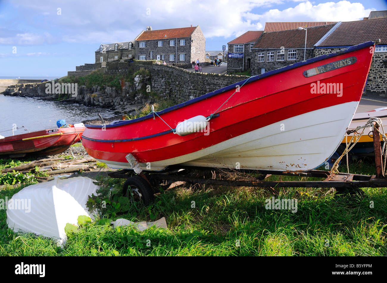 Northumberland ciottoli di pesca nel porto di Craster Foto Stock