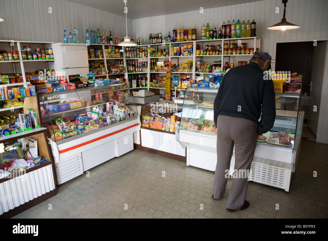 L'uomo shopping nel piccolo negozio di paese Polonia Foto Stock