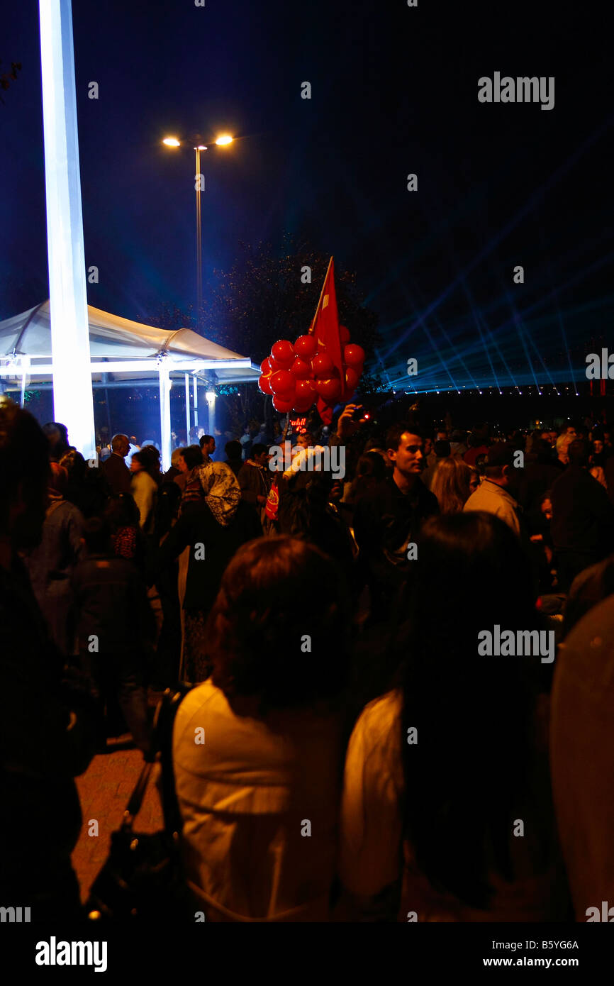 Celebrazione del giorno della Repubblica di Turchia. Spettacolo di laser e luci display. La gente celebra la notte. Istanbul, Turchia 29 Ottobre 2008 Foto Stock