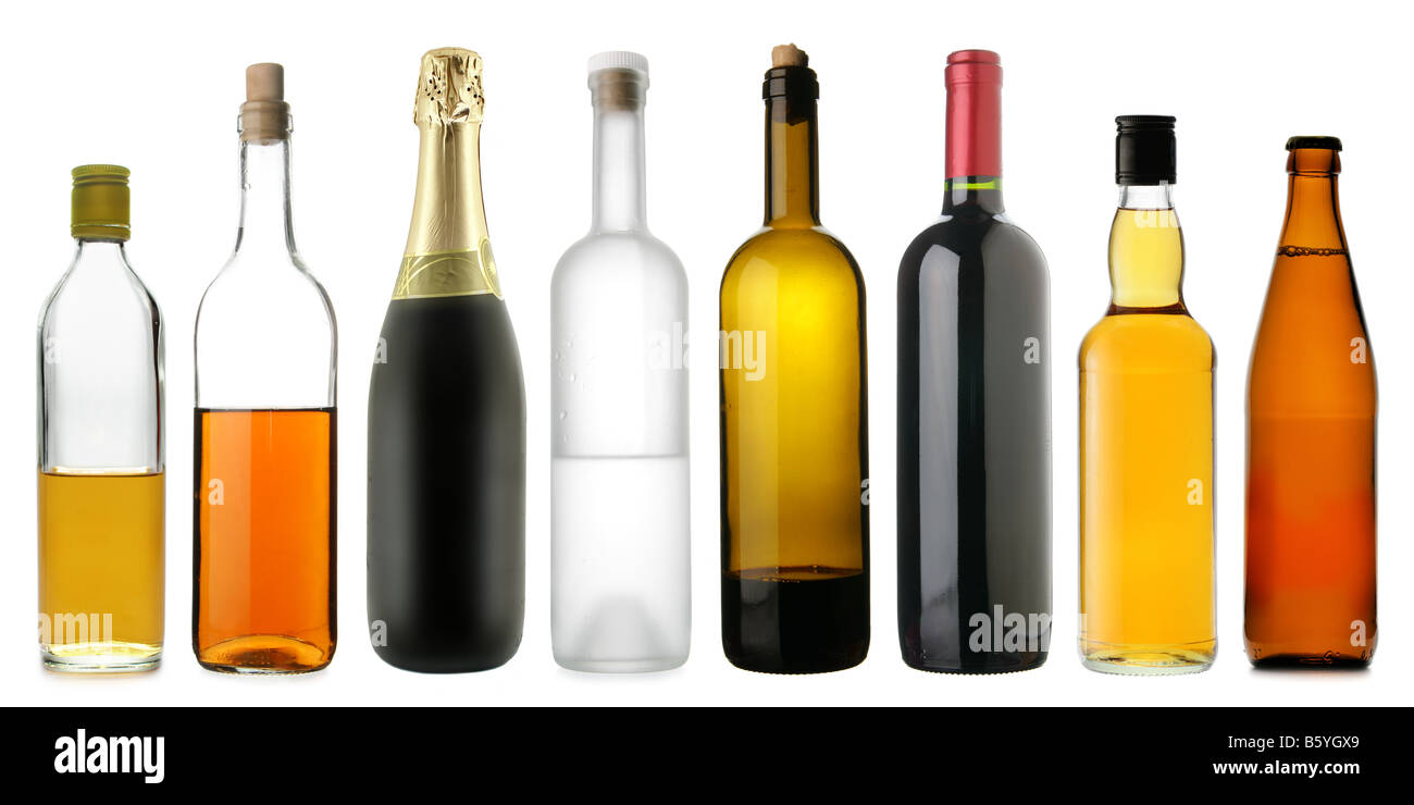 Molte bottiglie di varie bevande alcoliche isolate su sfondo bianco Foto Stock