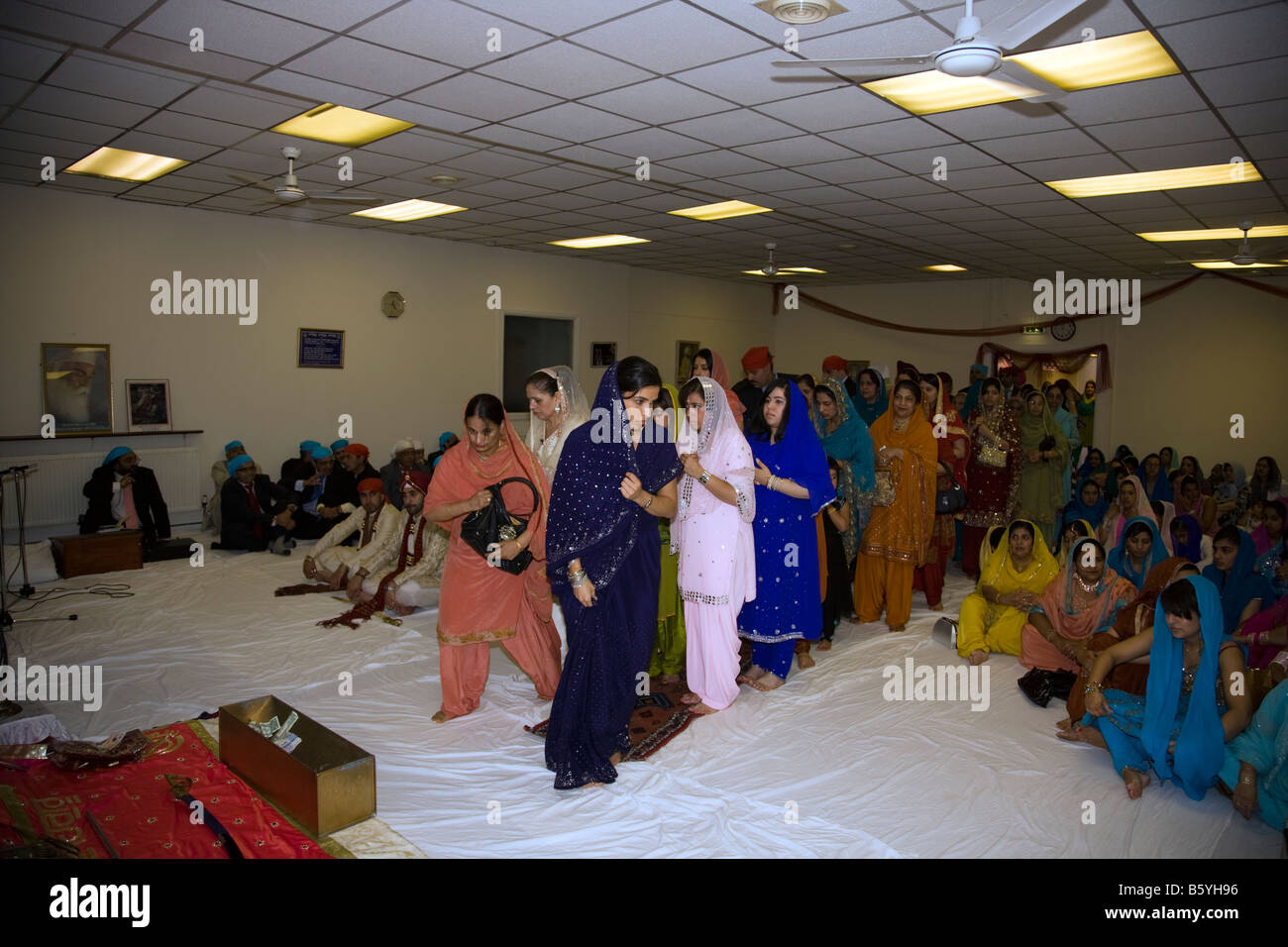 Uomini e donne che offrono doni nel tempio sikh Foto Stock Uomini e donne che offrono doni nel tempio sikh Foto Stock