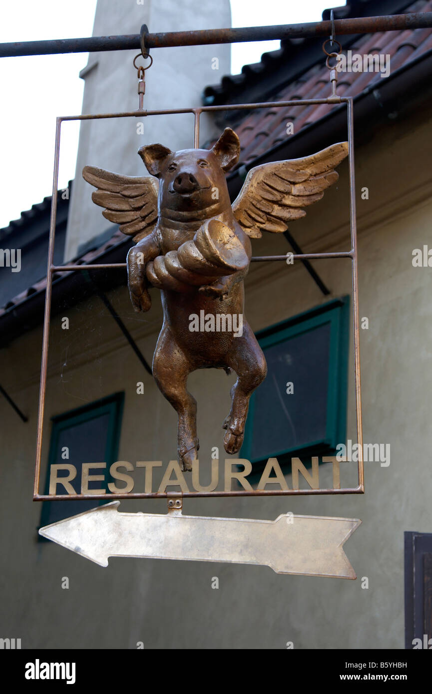 Flying Pig restaurant sign in il Golden Lane, il Castello di Praga Foto Stock