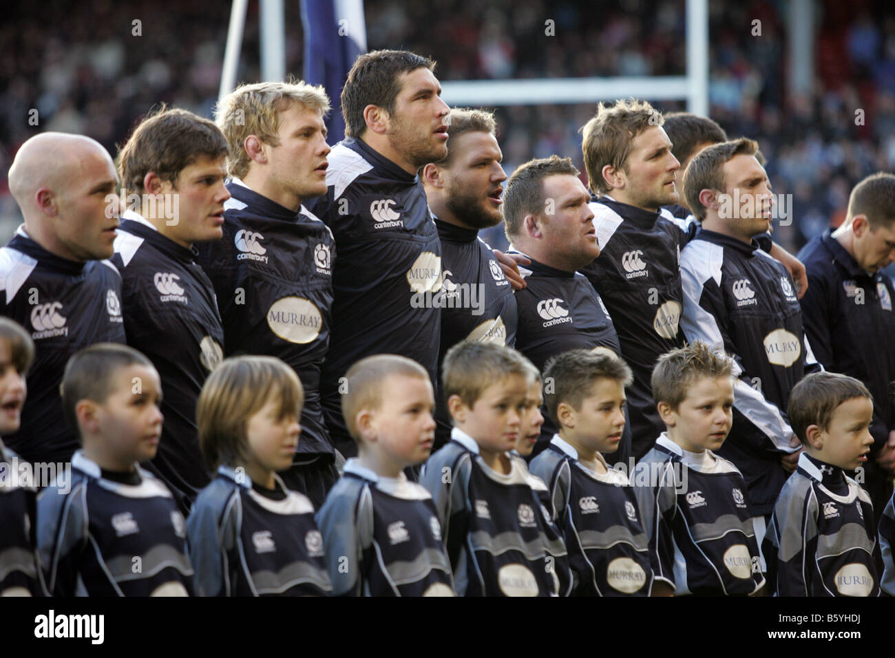 Scozia rugby team Nazionale line up con giovani mascotte prima di una partita di Aberdeen, Scozia, Regno Unito, per cantare il fiore di Scozia Foto Stock