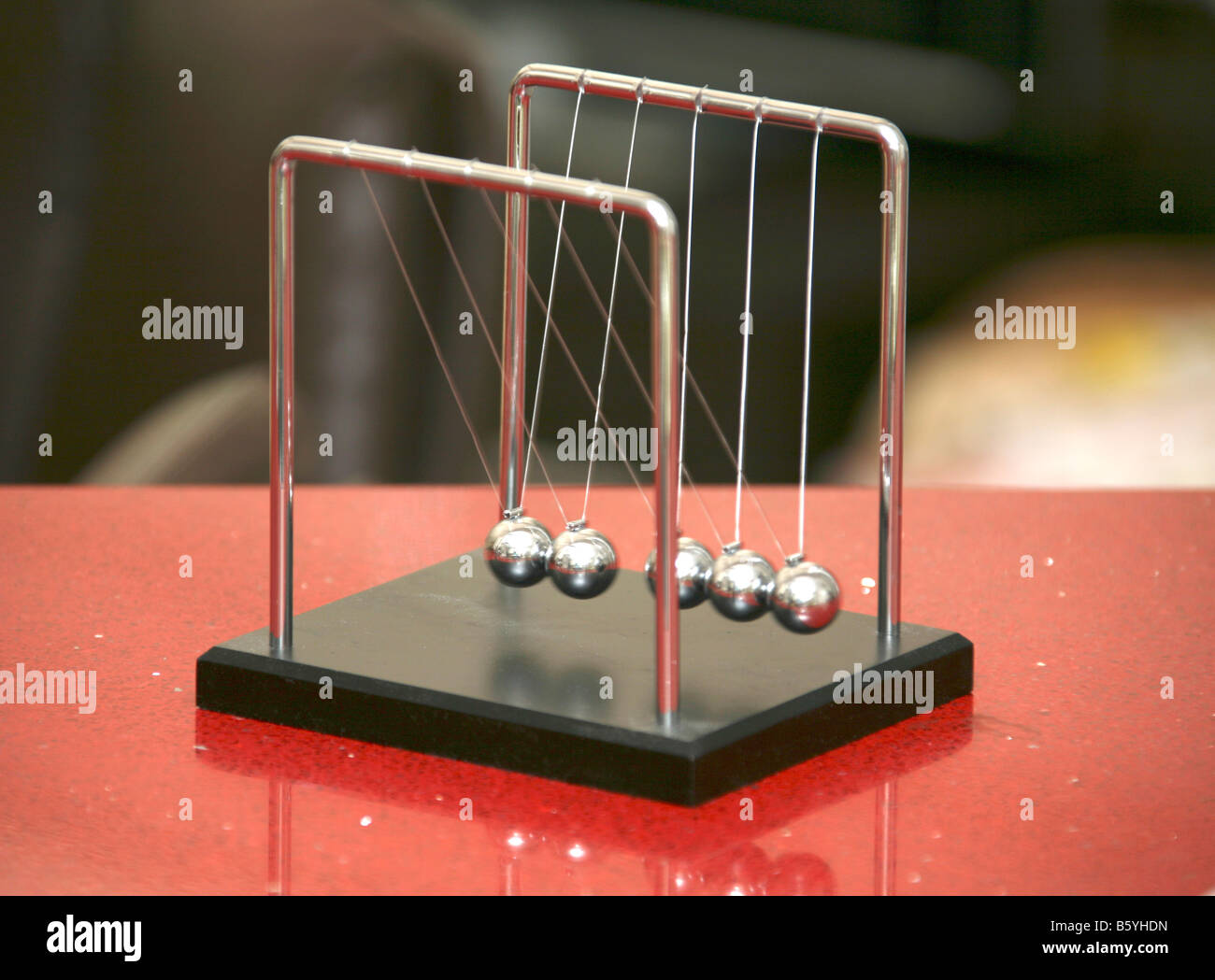 Newton Culla del gioco sulla tabella rossa Foto Stock