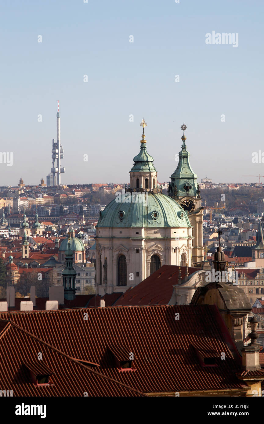 La Chiesa di San Nicola in primo piano con la Zizkov torre televisiva all'orizzonte come visto dal Castello di Praga Foto Stock