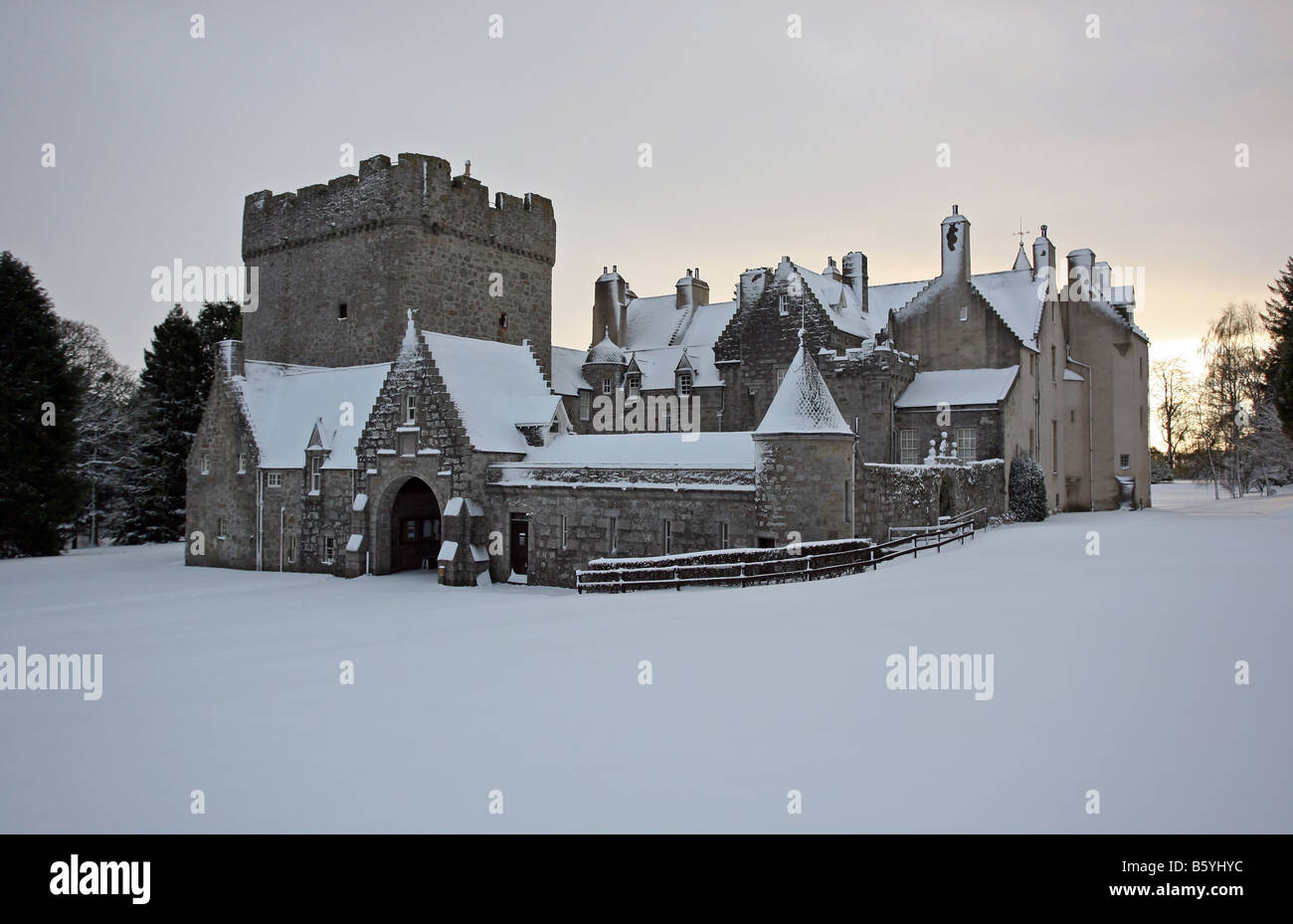 Il castello di tamburo in Royal Deeside, Aberdeenshire, Scozia, visto in inverno con una copertura di neve. Foto Stock