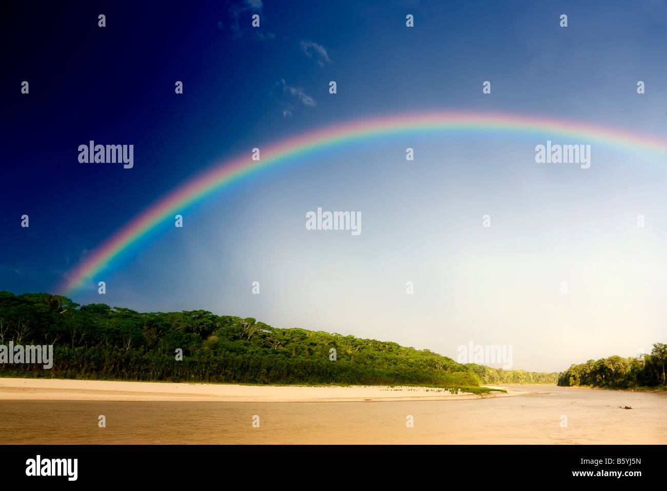 Rainbow oltre il Fiume Manu Foto Stock