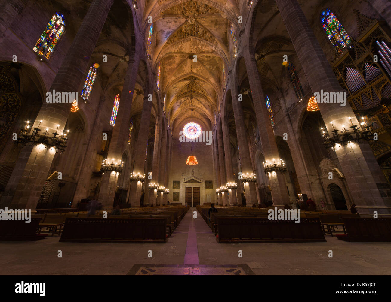 Palma de Mallorca cattedrale di La Seu visualizza in basso la navata di east end con rosone Foto Stock