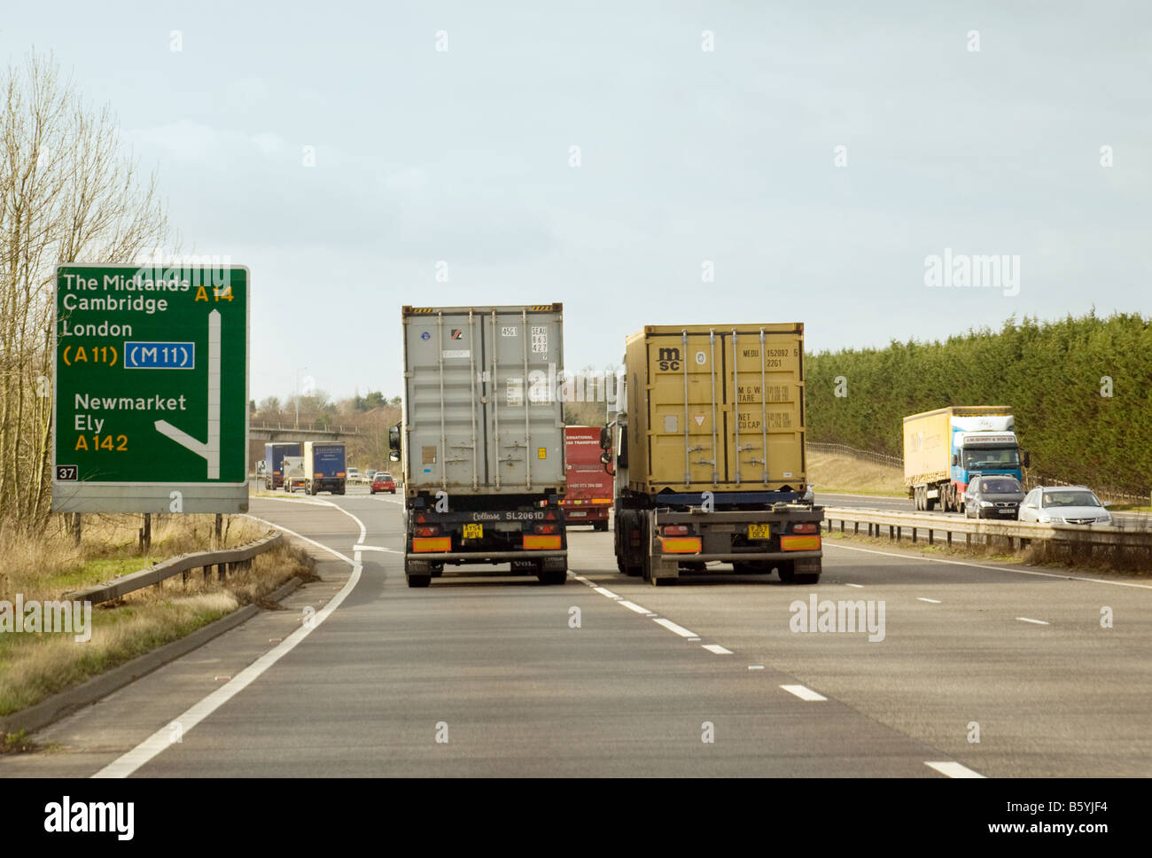 Mezzi pesanti in fase di sorpasso, la A14, Suffolk, Regno Unito Foto Stock
