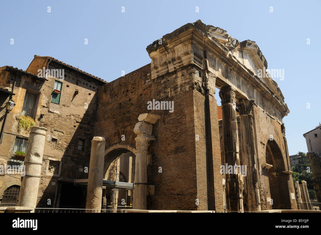 Il Portico di Ottavia nel quartiere ebraico, Roma, Italia. Questo è stato il romano Mercato del Pesce Foto Stock