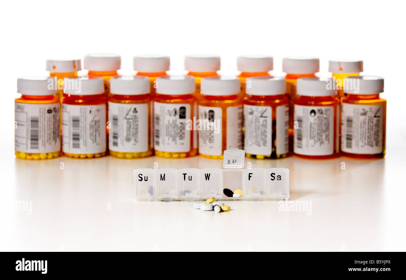 Fila orizzontale di prescrizione dei farmaci bottiglie Foto Stock