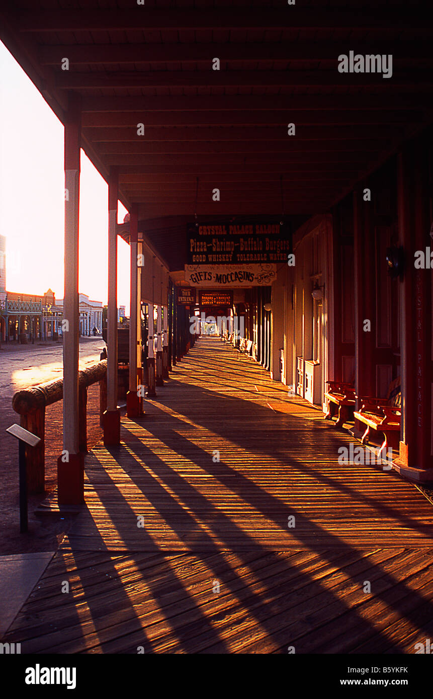 Oggetto contrassegnato per la rimozione definitiva, Arizona, Allen Street boardwalk nel tardo pomeriggio, Cochise County Foto Stock