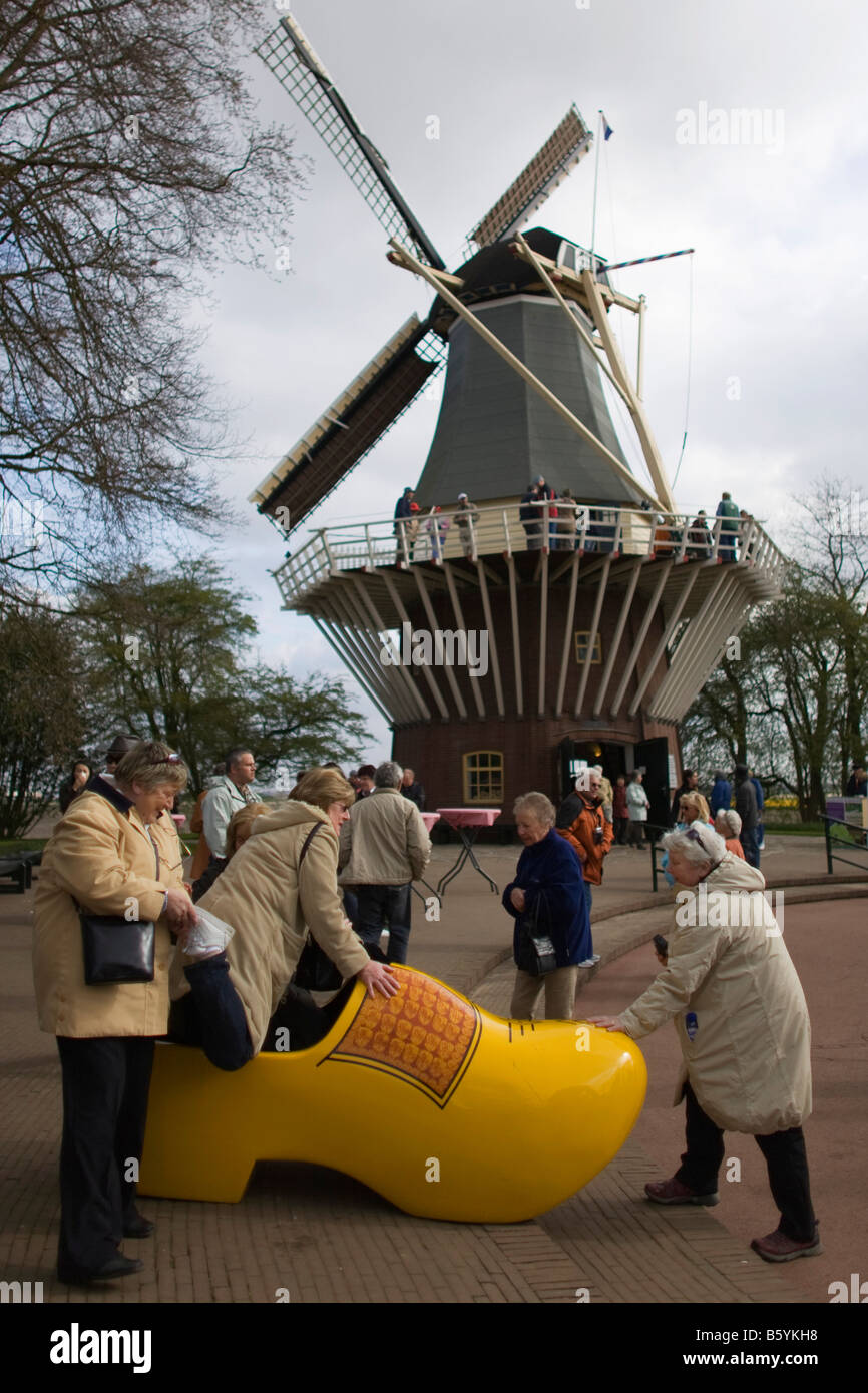 I visitatori dei Paesi Bassi Keukenhof, il più grande del mondo di Flower Garden, provare una scarpa in legno su per dimensione Foto Stock