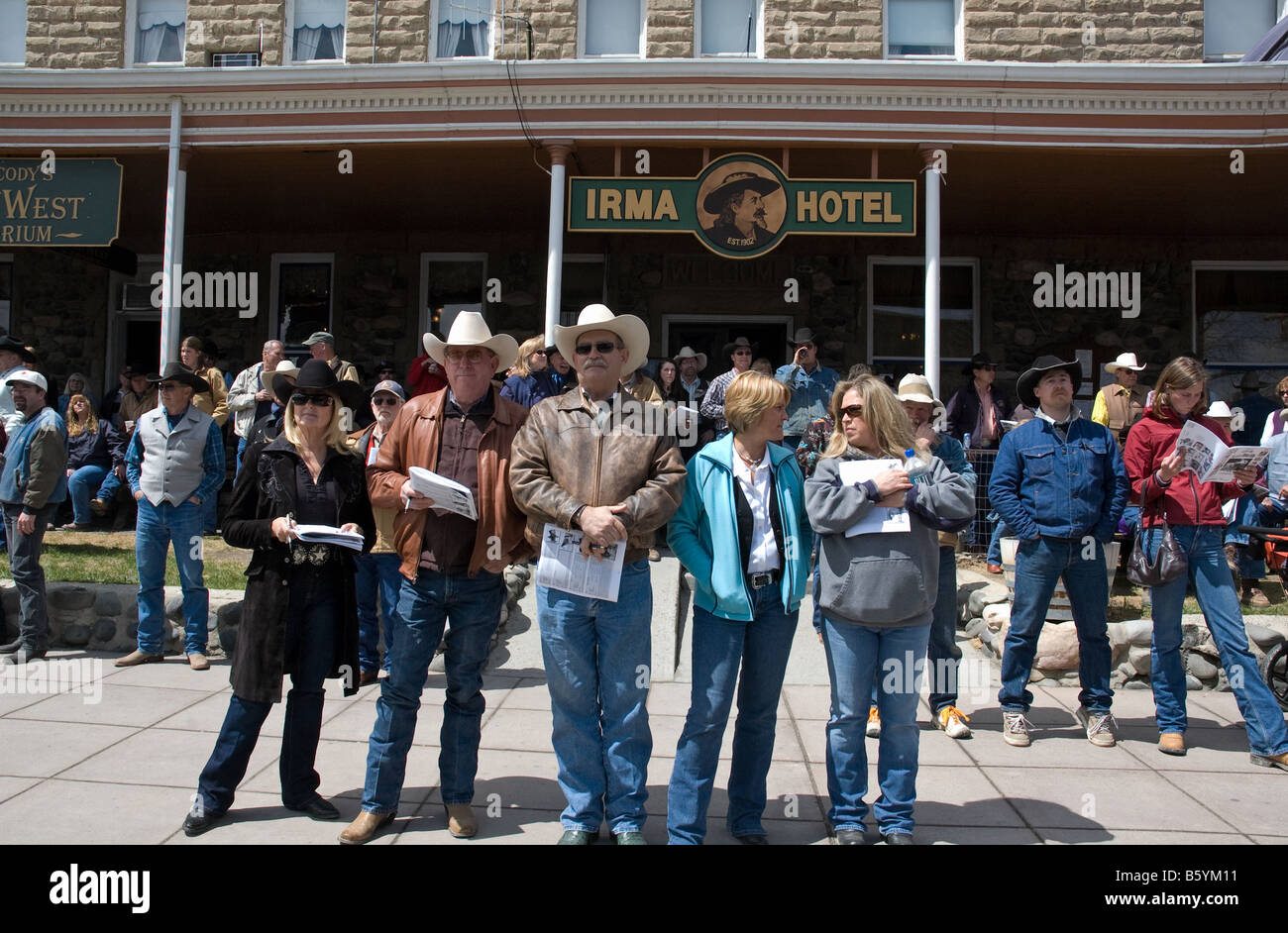 Al di fuori di Irma Hotel in Cody, Wyoming western folk guarda i progressi annuali dei Buffalo Bill Top Notch cavallo Vendita Foto Stock