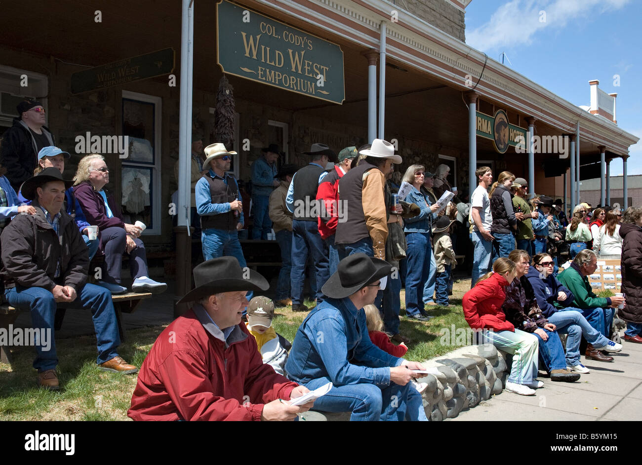 Al di fuori di Irma Hotel in Cody, Wyoming western folk guarda i progressi annuali dei Buffalo Bill Top Notch cavallo Vendita Foto Stock