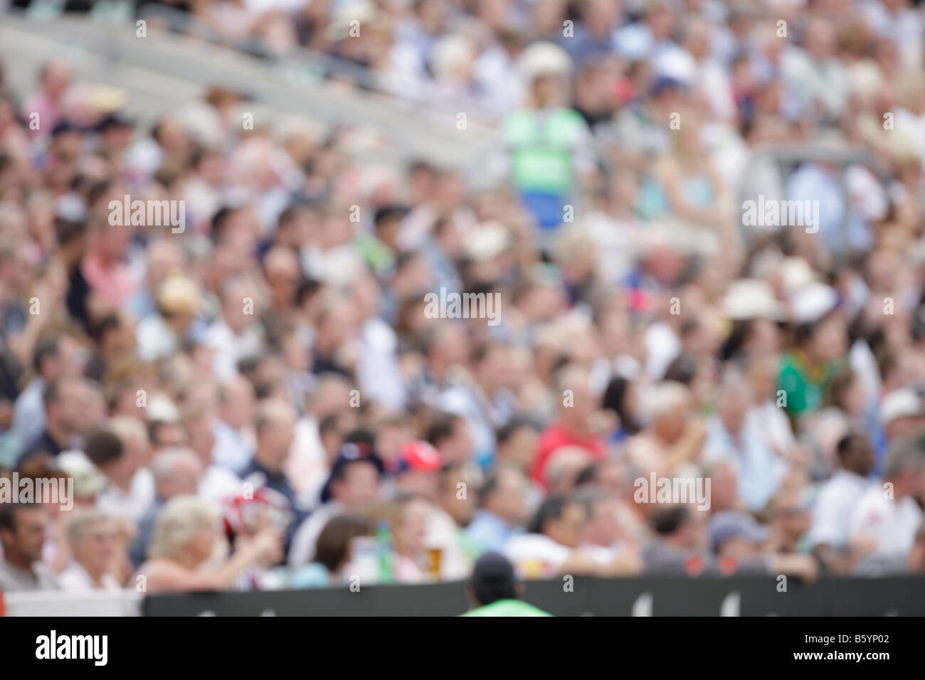 Folla di tifosi spectaters sfocato fuori fuoco sports cricket morbido sfondo sfondo Foto Stock