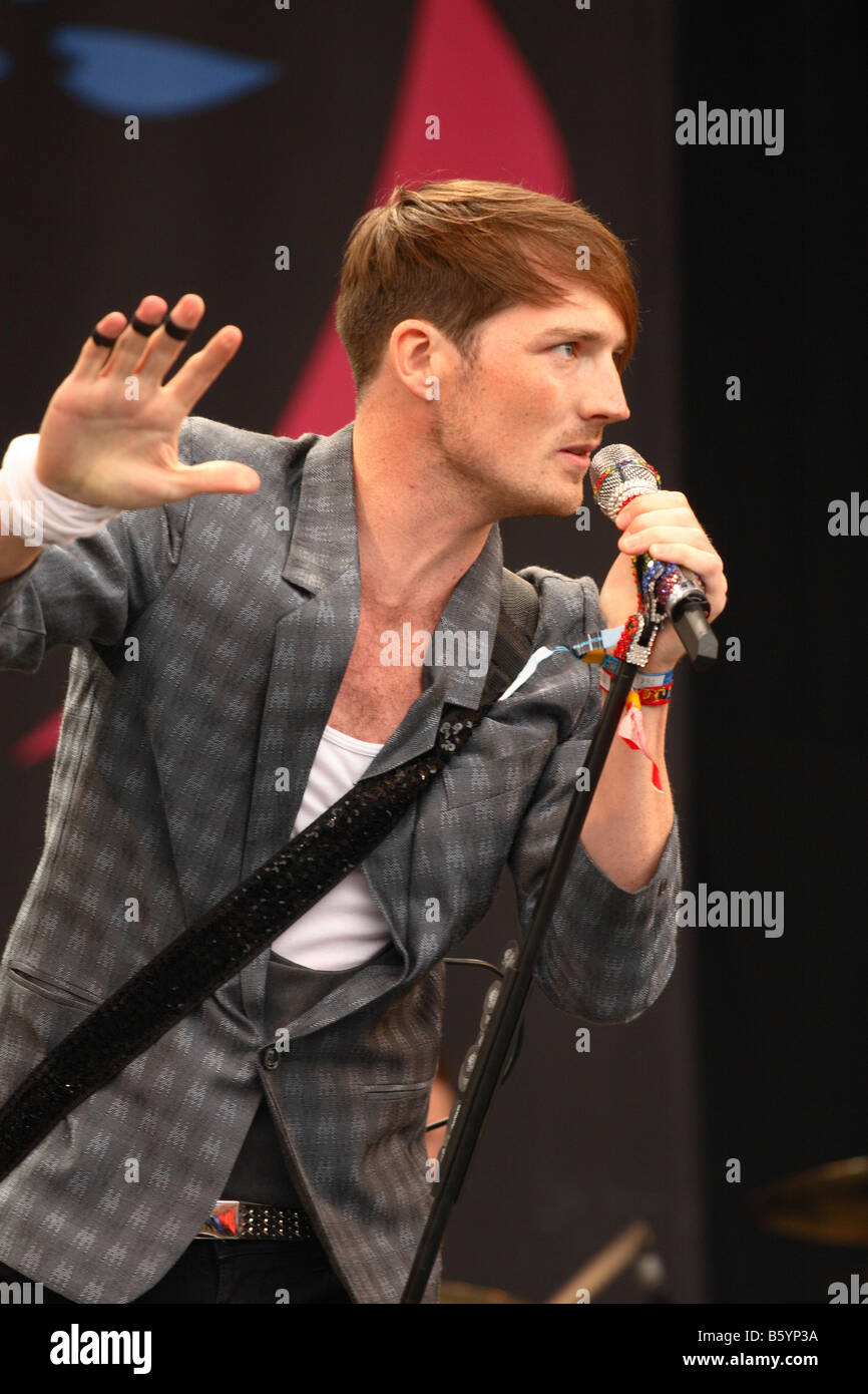 La sensazione pop band cantante Dan Gillespie vende performing live al Glastonbury festival Giugno 2008 Foto Stock