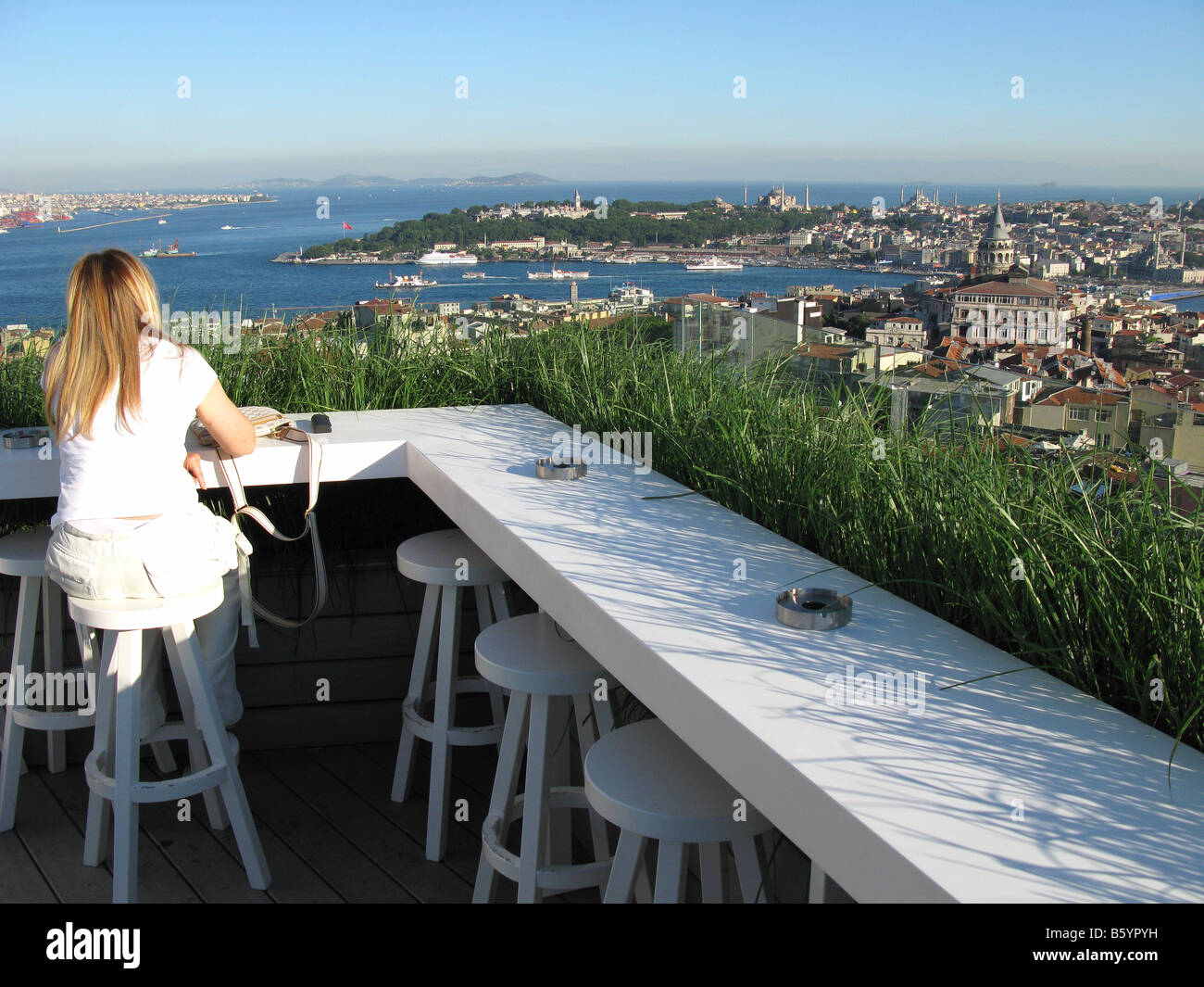 ISTANBUL, Turchia. Guardando verso la città da Mikla bar presso il Marmara Pera Hotel nel quartiere di Pera di Beyoglu. 2008. Foto Stock