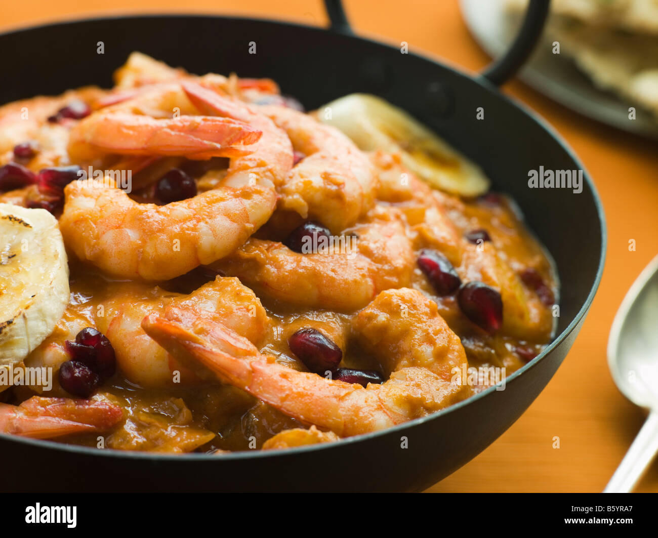 Karahi il piatto con il Kashmir gamberi tigre Curry Foto Stock