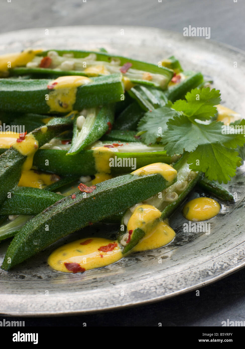 L'Okra fritti con yogurt e coriandolo Curry Foto Stock