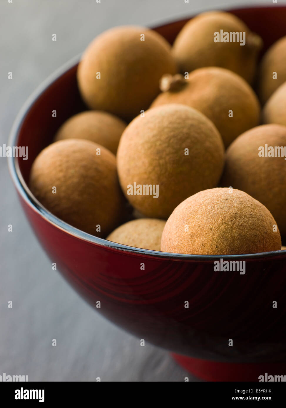 Longan in ciotola di legno Foto Stock