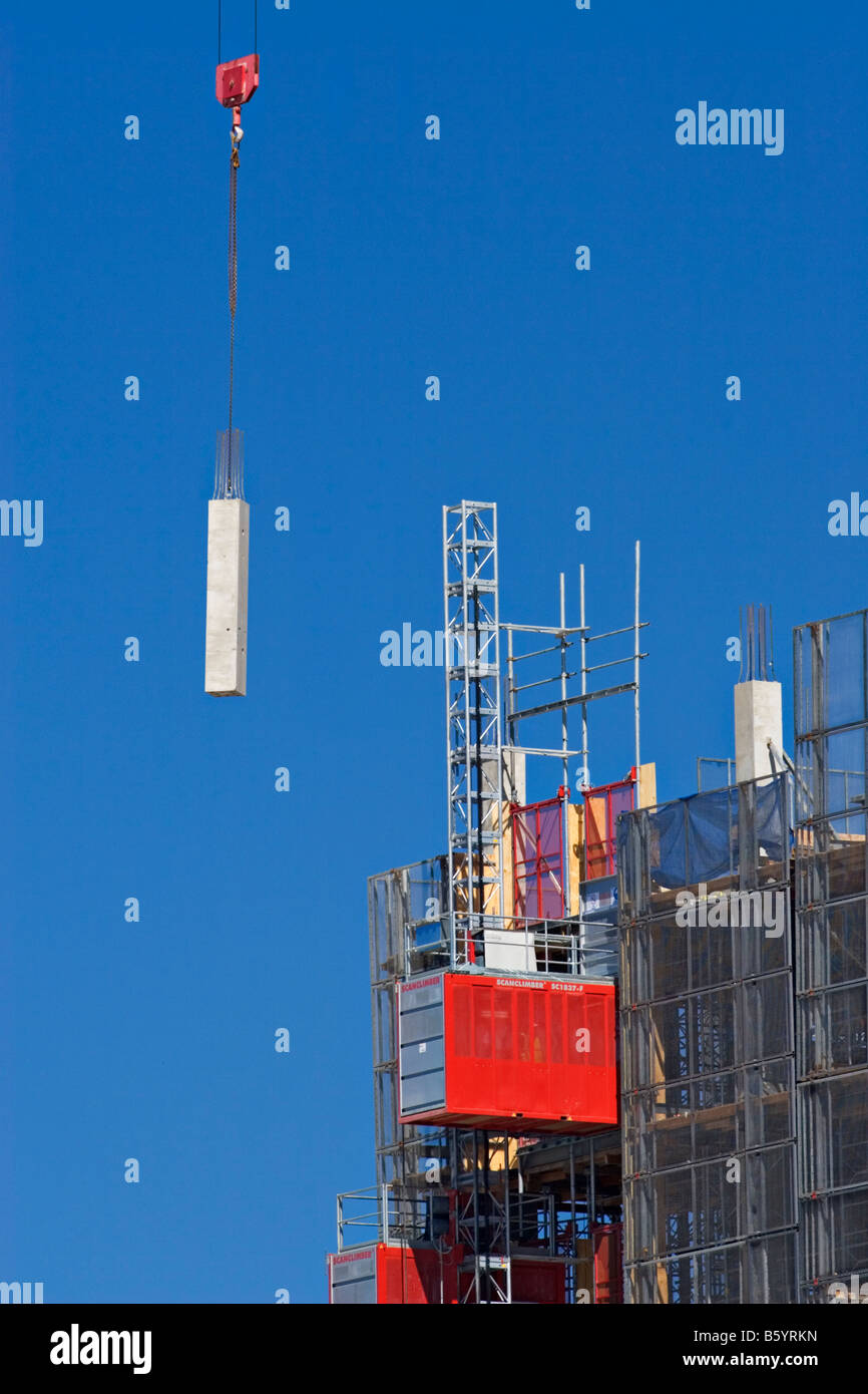 Costruzione / un passeggero paranco si arrampica su di un progetto di costruzione.Melbourne Victoria Australia. Foto Stock