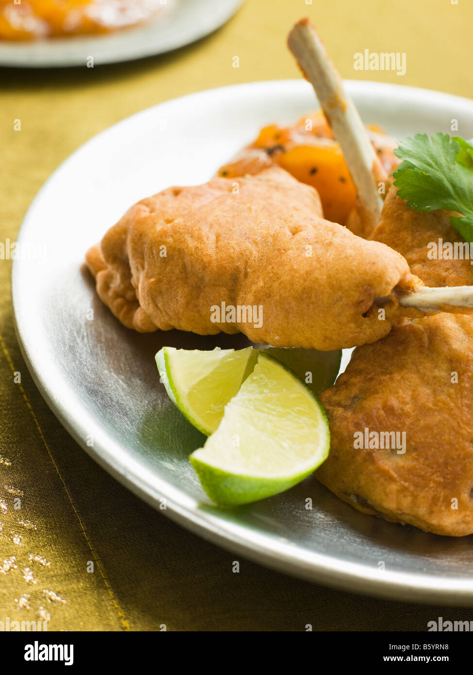 Kashmir costolette di agnello con spicchi di lime e chutney di mango Foto Stock