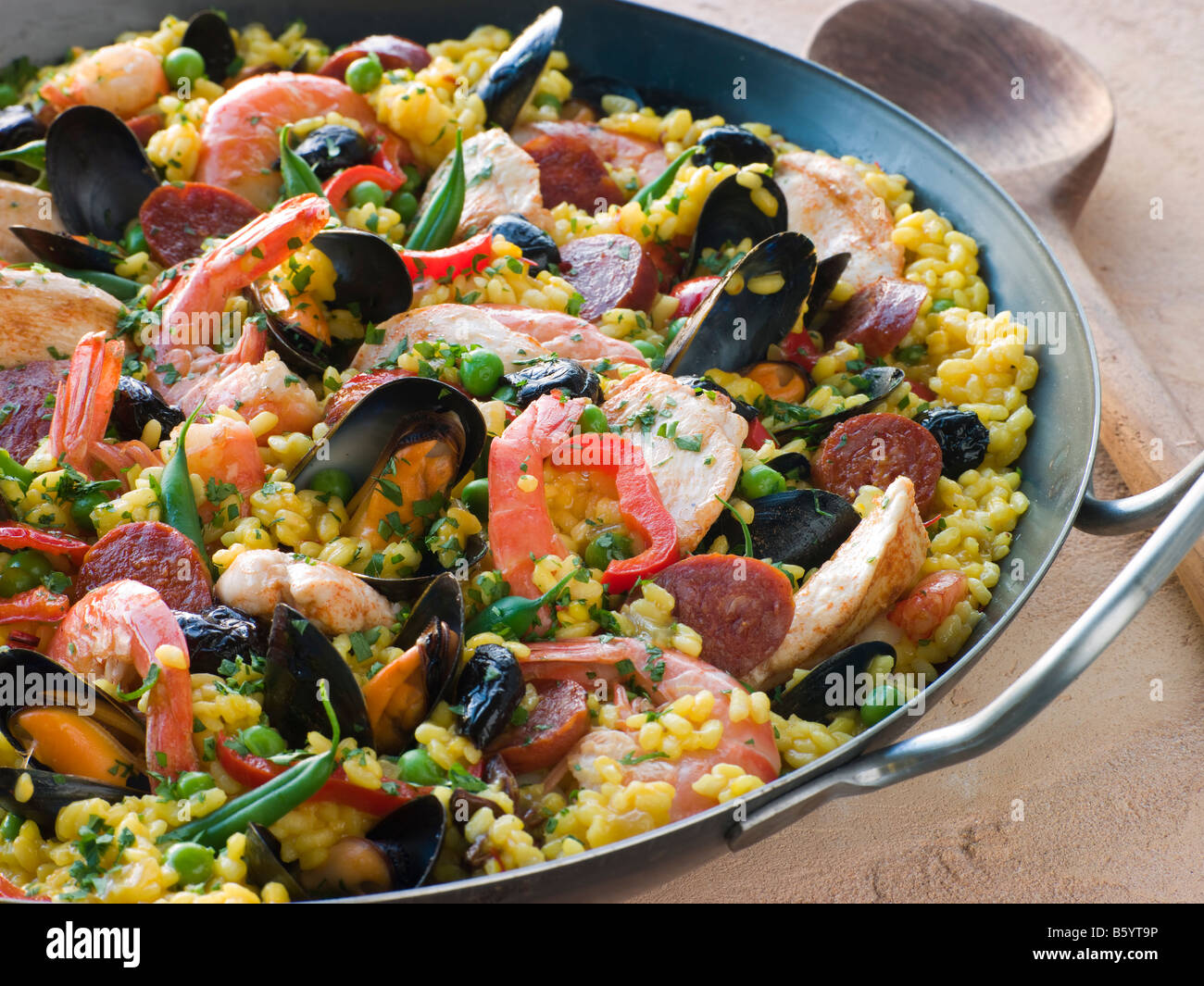 Paella Valenciana in una padella per paella Foto Stock
