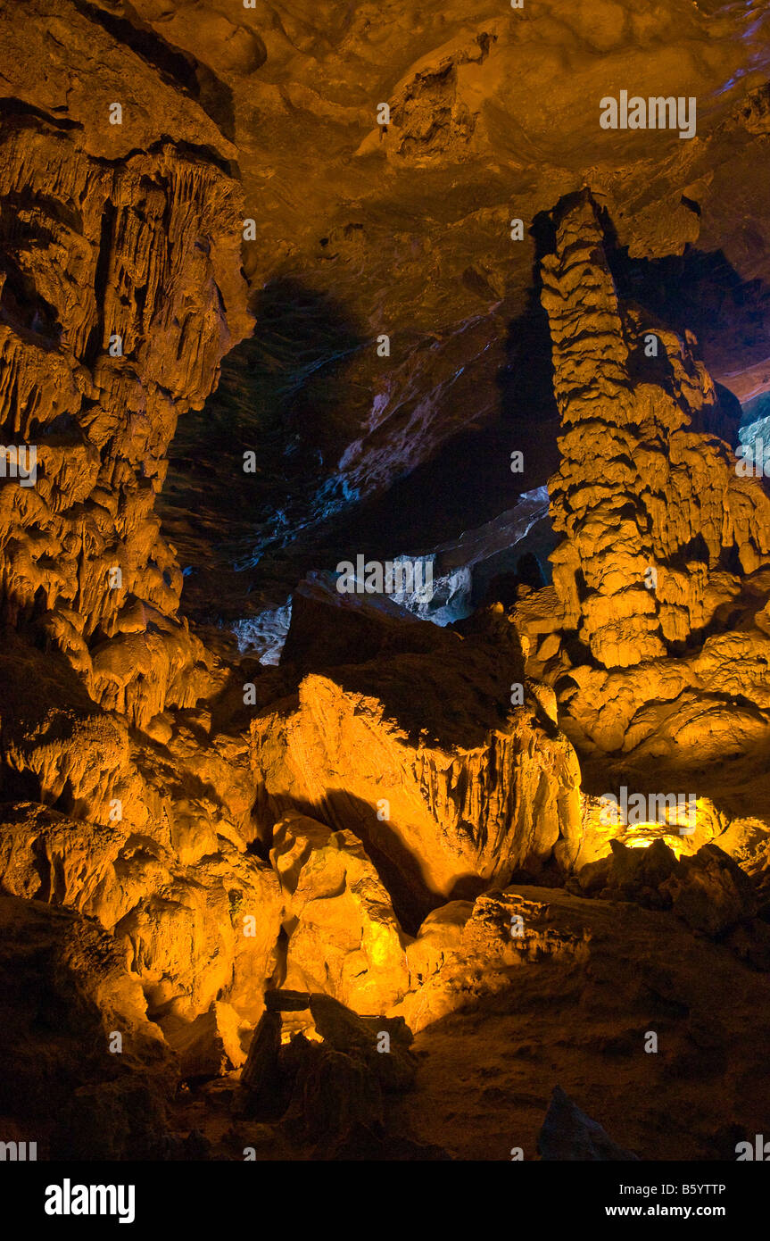 Hang Sung Sot o sorpresa grotta - Bo Hon Island - Baia di Halong, Vietnam Foto Stock