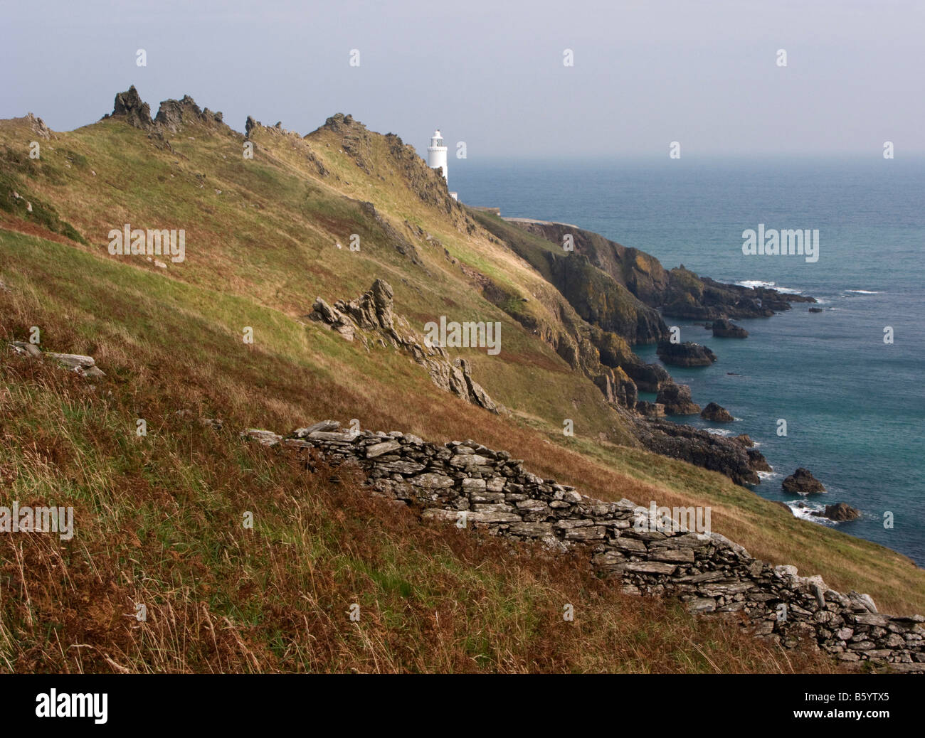 Scogliere e faro di punto di partenza nel South Devon, Regno Unito Foto Stock