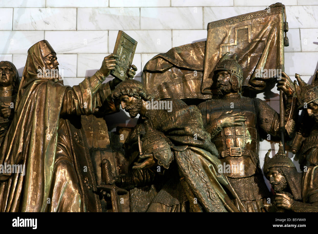 Statua di bronzo di Alexander Nevsky getting benedetta dal patriarca presso la Cattedrale di Cristo Salvatore a Mosca, Russia Foto Stock